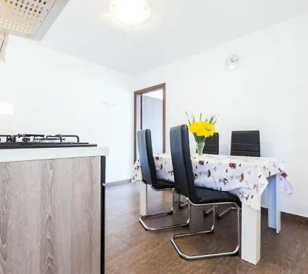 Tara's Place בית הארחה